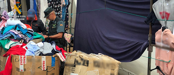 La Guardia Civil interviene ms de 230 prendas supuestamente falsificadas en el mercado semanal de Orin