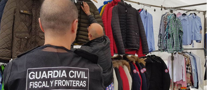 La Guardia Civil interviene en Santoa 150 prendas presuntamente falsificadas