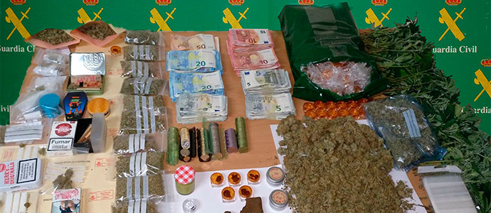 La Guardia Civil intervine en un local de Guarnizo marihuana, hachs y ms de 4.000 euros