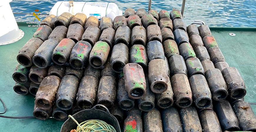 La Guardia Civil libera ms de 260 kilos de pulpos vivos atrapados en nasas ilegales propiedad de un furtivo en Santoa