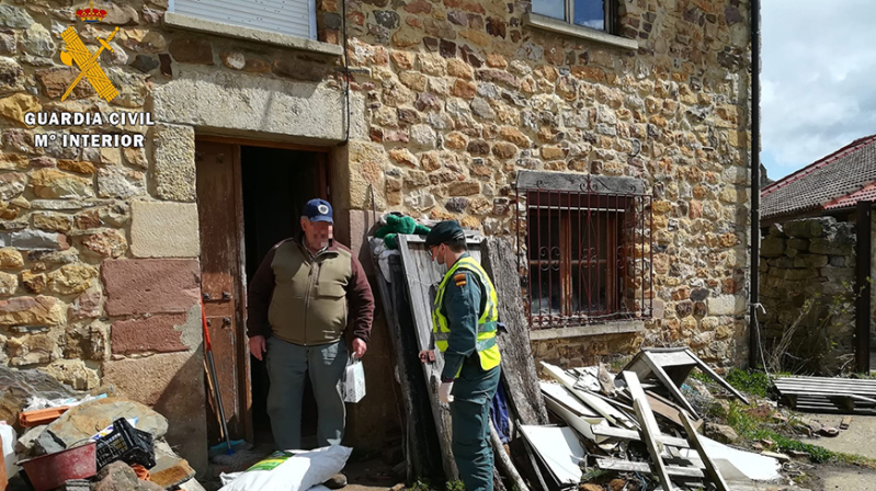 La Guardia Civil lleva medicamentos y pienso para sus perros a un hombre de la Montaa Palentina