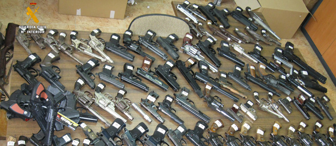 La Guardia Civil de Palencia destruye 345 armas de fuego y 203 armas blancas
