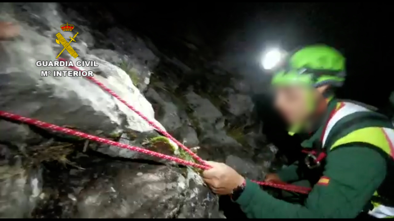 La Guardia Civil de Palencia rescata a dos montaeros en una zona de muy difcil acceso del Espigete