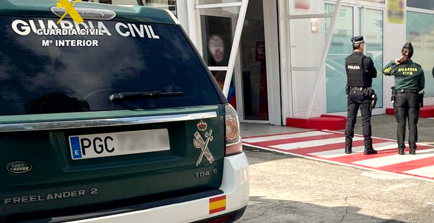 La Guardia Civil precinta depsitos y surtidores de gasoil ilegales en una empresa de Colindres 