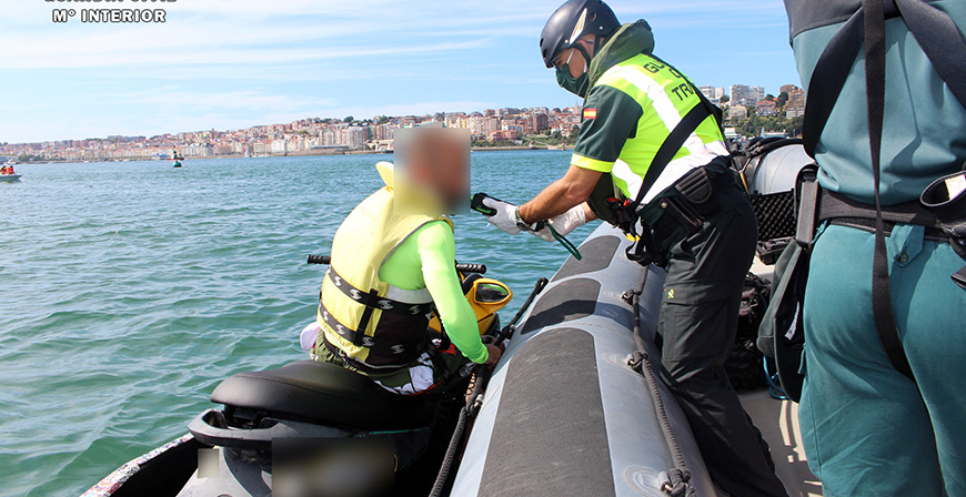 La Guardia Civil realiza pruebas de alcoholemia en las embarcaciones de recreo