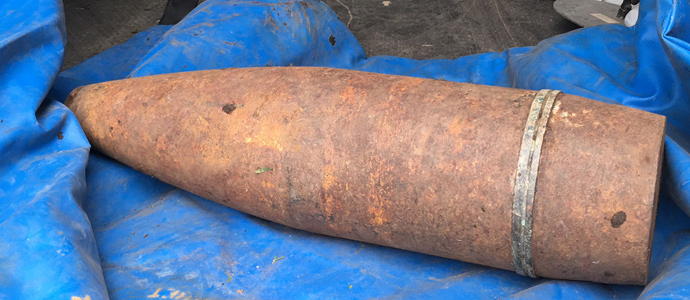 La Guardia Civil recoge en Abiada un proyectil de artillera del calibre 155 mm