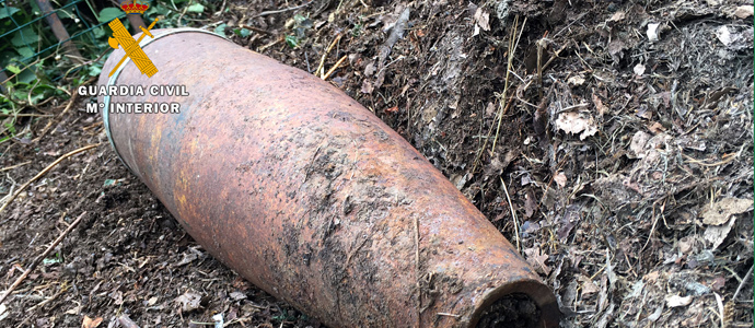 La Guardia Civil recoge en Abiada un proyectil de artillera del calibre 155 mm