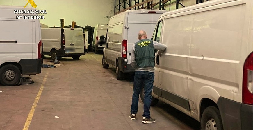 La Guardia Civil recupera 10 furgonetas y detiene a los empresarios que las alquilaron y no las devolvieron 