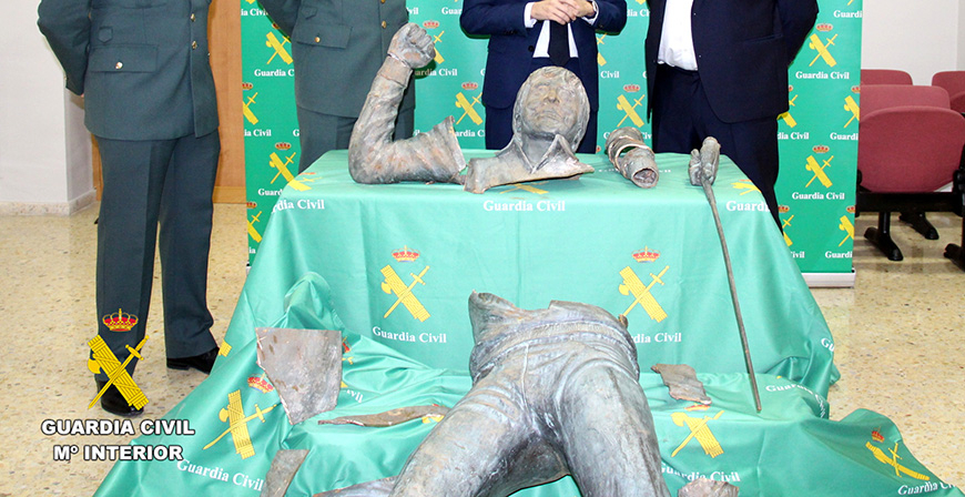 La Guardia Civil recupera la estatua de Severiano Ballesteros de Pedre�a fracturada en piezas