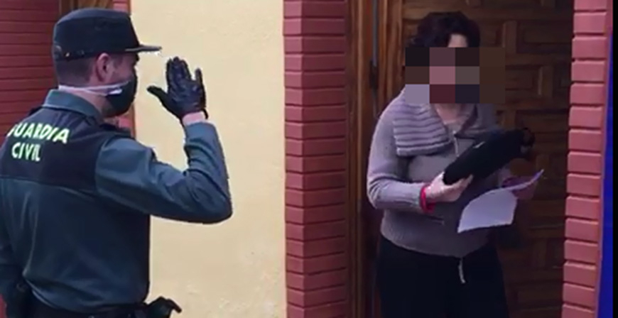 La Guardia Civil reparte siete mini porttiles entre escolares de Herrera de Pisuerga