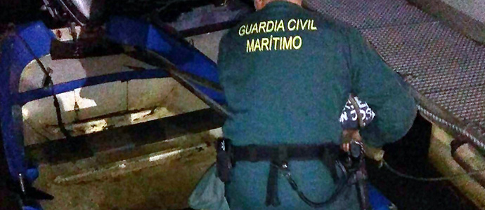 La Guardia Civil rescata a dos menores que se encontraban en una embarcacin a la deriva