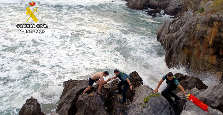 La Guardia Civil rescata a un joven en la playa de Sonabia, que no poda salir del mar por sus medios