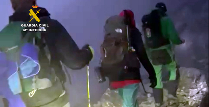 La Guardia Civil rescata, en el Macizo Central de Picos de Europa, a dos senderistas desorientados y con hipotermia 