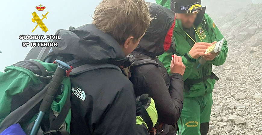 La Guardia Civil rescata, en el Macizo Central de Picos de Europa, a dos senderistas desorientados y con hipotermia 