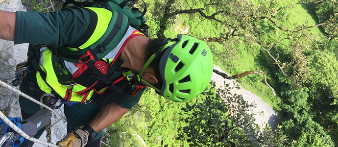 El Greim rescata a un montaero enriscado en la Va Ferrata de Socueva en Arredondo