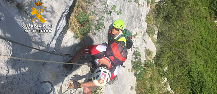 El Greim rescata a un montaero enriscado en la Va Ferrata de Socueva en Arredondo