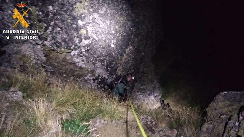 La Guardia Civil rescata a un montaero y a su perro extraviados en el Pico Curavacas