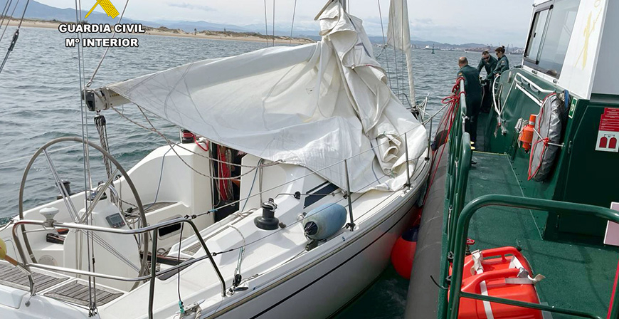 La Guardia Civil rescata un a velero a la deriva con riesgo de colisin contra las rocas 