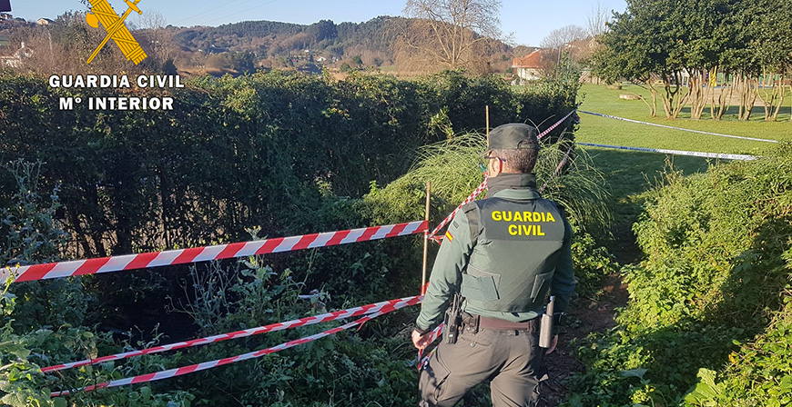 Un guardia civil retirado, con la ayuda de dos personas, rescata a un hombre cado en un pozo