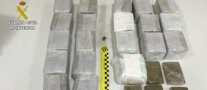La Guardia Civil de Santander detiene a dos personas que transportaban ms de 10 kilos de hachs