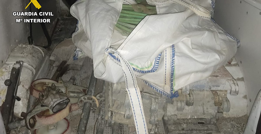 La Guardia Civil sorprende a dos hombres sustrayendo material de las obras de la variante de Sarn