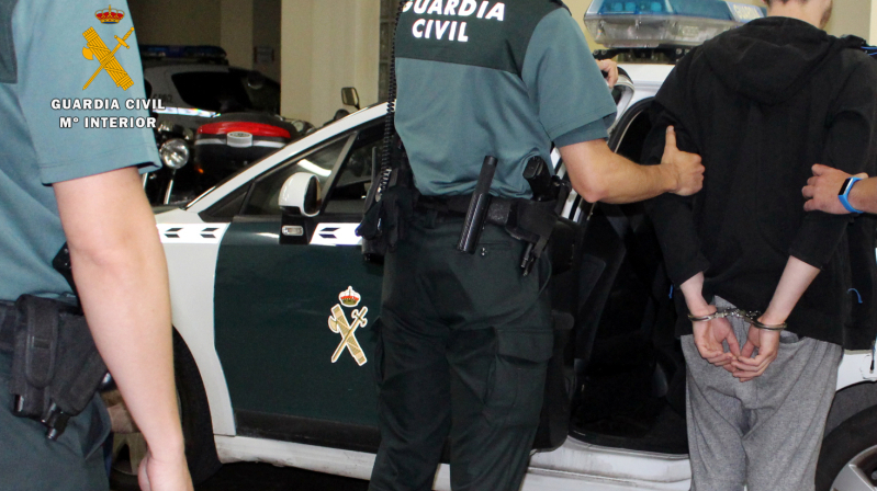 La Guardia Civil sorprende a un hombre cuando intentaba robar en el interior de una furgoneta en Maliao