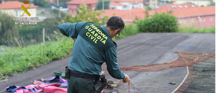 La Guardia Civil sorprende en Santoa a dos hombres pescando sin licencia y con capturas ilegales