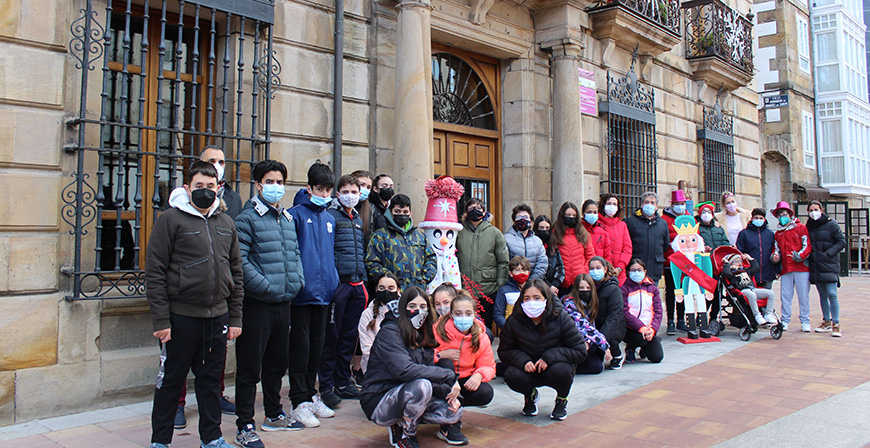 Los Guardianes de la Puerta elaborados por Alto Ebro y Antares ya vigilan La Casona y el Ayuntamiento