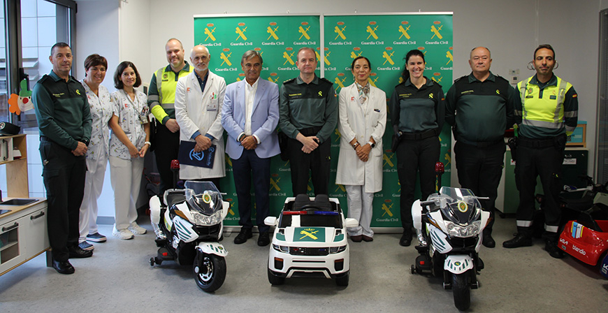 Guardias Civiles y familiares donan coches de juguete al �rea de Hospitalizaci�n Pedi�trica de Valdecilla