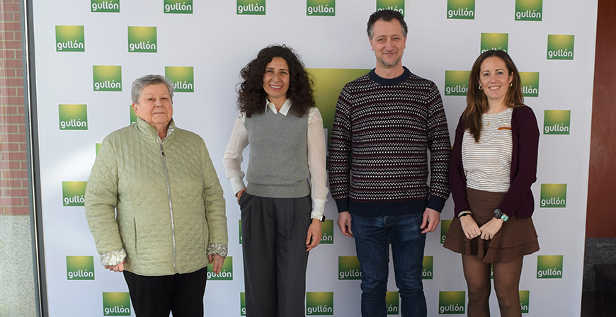 Gull�n dona a C�ritas cestas de Navidad