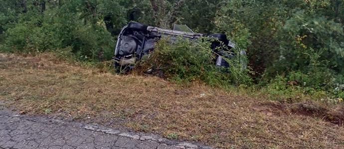 Hallan volcado en la carretera de acceso a Salcedo el coche robado en Villanueva de la Na