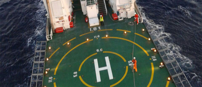 El helicptero del 112 evacua a un enfermo del Juan de la Cosa