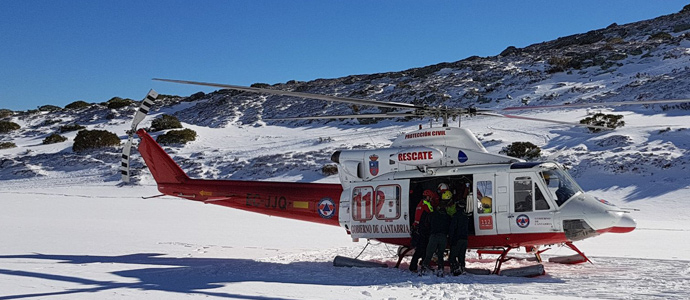 El helicptero evacua a un esquiador herido en las faldas del Cuchilln