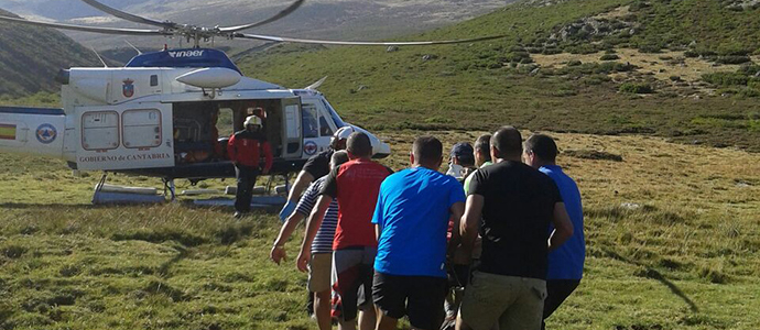 El helicptero evacua a una senderista con fractura de tibia desde el Curavacas
