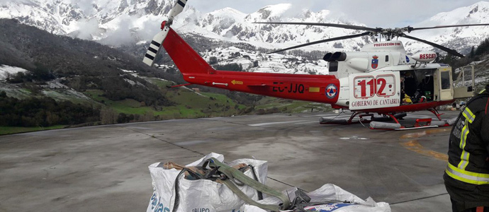 El helicptero del Gobierno de Cantabria abastece a Tresviso con alimentos y medicinas