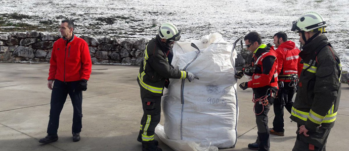 El helicptero del Gobierno de Cantabria abastece a Tresviso con alimentos y medicinas