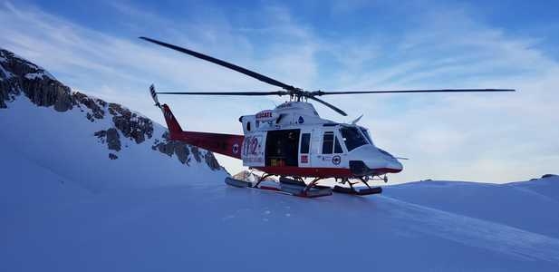 El helicptero del Gobierno de Cantabria evacua a un montaero cado en Pea Vieja