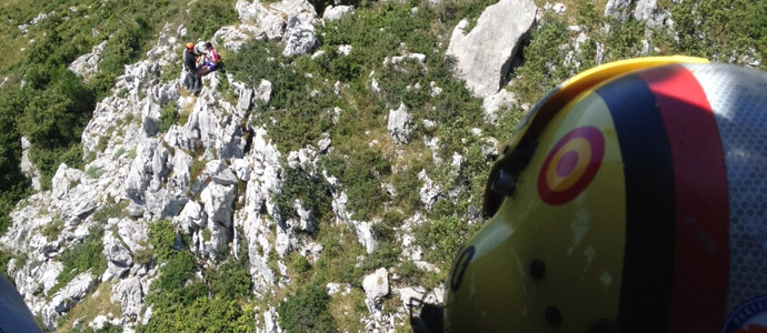 El helicptero del Gobierno de Cantabria rescata a un deportista perdido en el pico Solpico