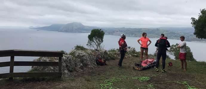 El helic�ptero del Gobierno evacua a un hombre con dolencia cardiaca del faro del Caballo