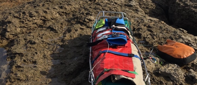 El helicptero del Gobierno evacua a un pescador herido en la playa de La Arena en Isla