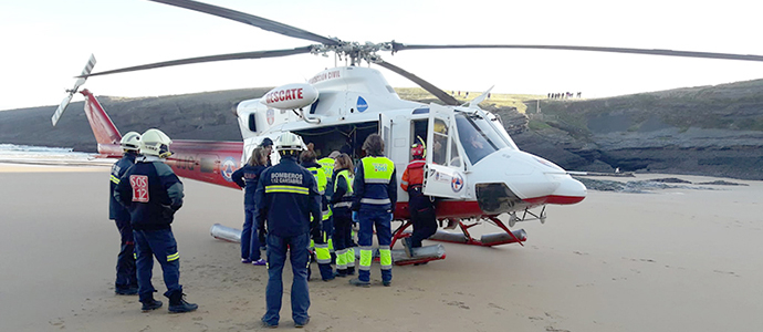 El helicptero del Gobierno evaca a un varn herido que se haba precipitado en la playa de La Antuerta