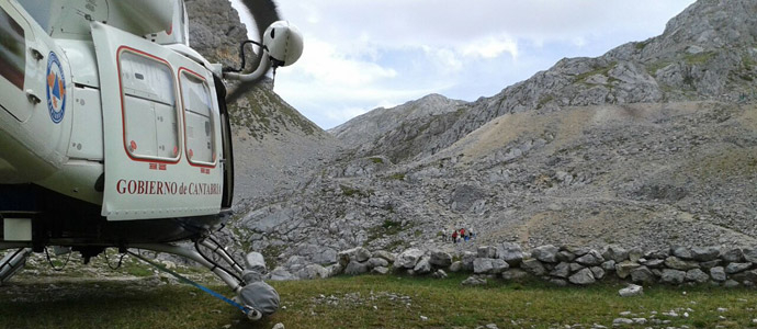 El helicptero del Gobierno interviene en el rescate de un espelelogo lesionado en Picos de Europa