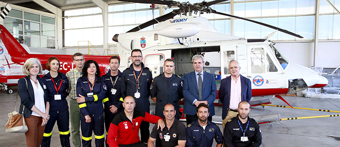 El helicptero del Gobierno recupera su color tradicional y refuerza su equipo