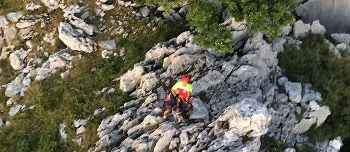 El helicptero del Gobierno regional rescata a una mujer enriscada en el monte Candina