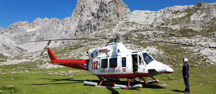 El helicptero del Gobierno rescata a dos escaladores en Picos de Europa