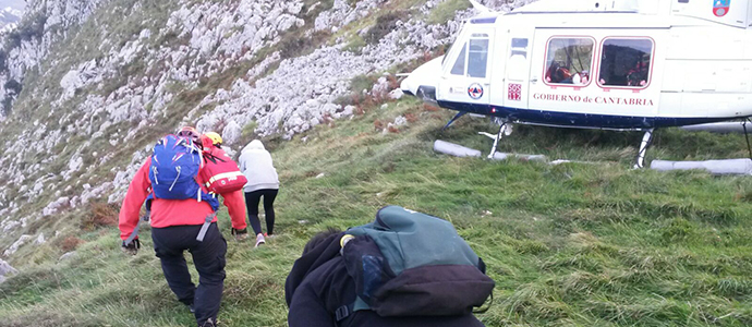 El helicptero del 112 rescata a dos senderistas franceses perdidos en el monte Candina