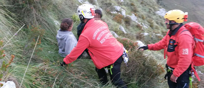 El helicptero del 112 rescata a dos senderistas franceses perdidos en el monte Candina