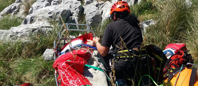 El helicptero del Gobierno rescata a un hombre en el monte Ancillo