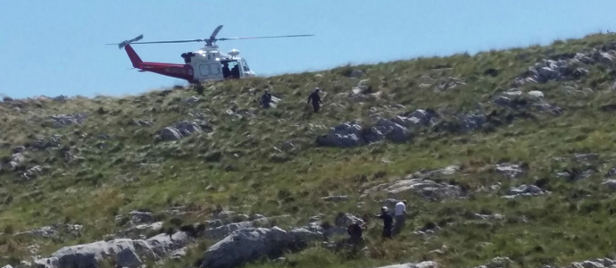 El helicptero del Gobierno rescata a un hombre en el monte Ancillo