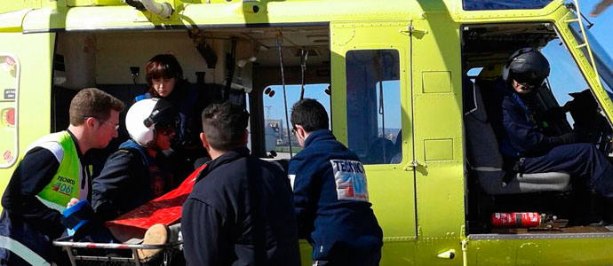 El helicptero del Gobierno rescata a un joven cado en los acantilados de Toanes